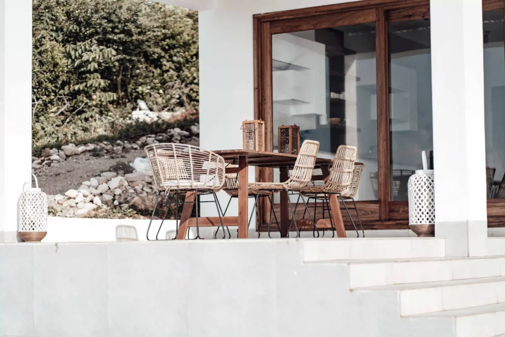  A very clean and cozy outdoor dining setup