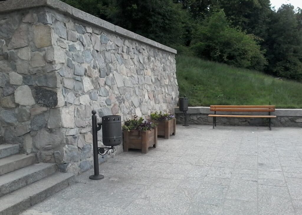 Hardscape outdoor wall and bench 