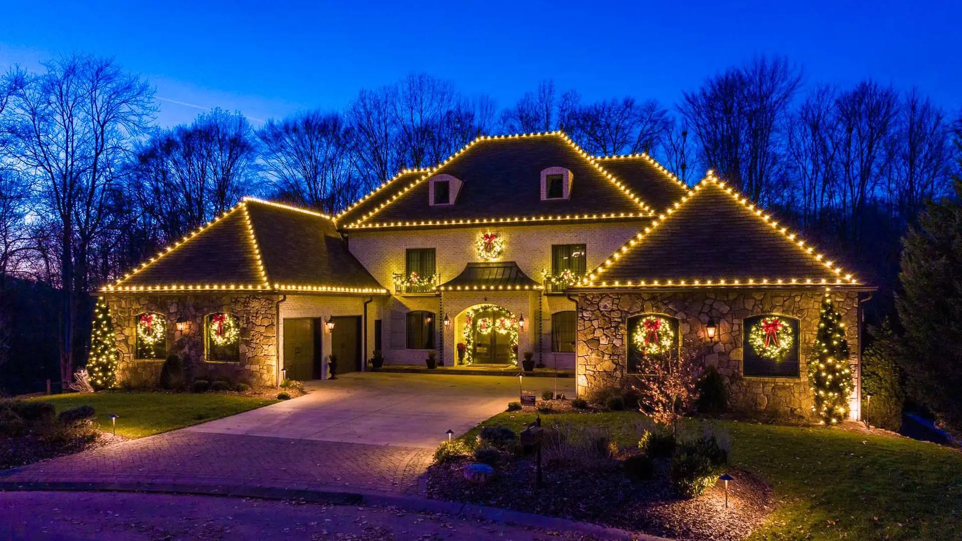 Christmas Light Installation Cost Per Foot: What Homeowners Should Expect